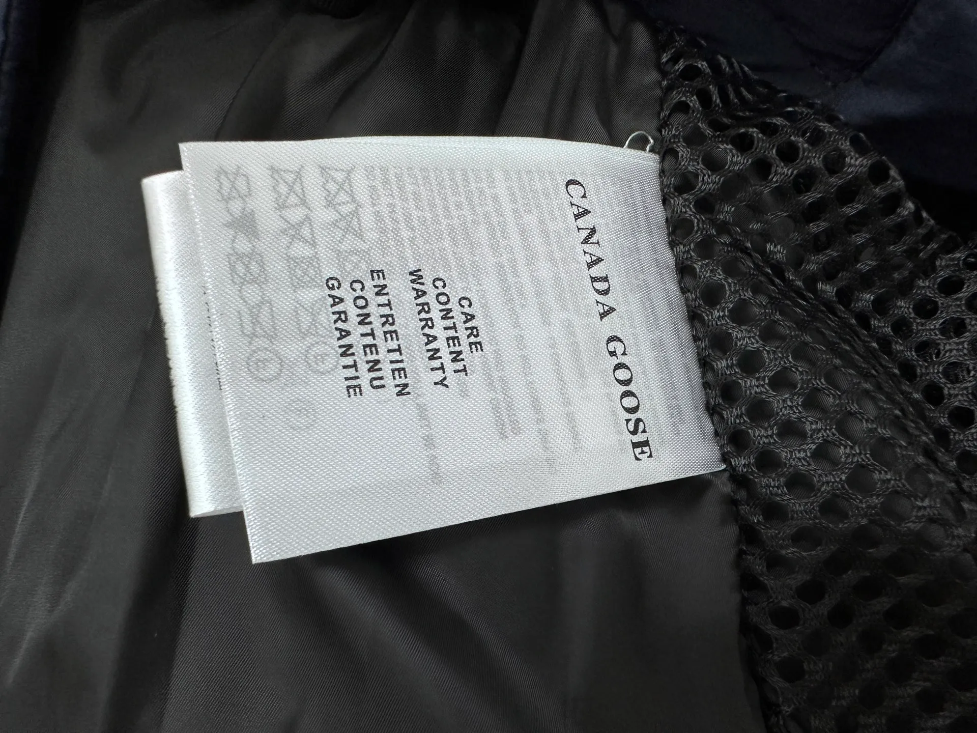 P840 【Canada gooes】Large Goose Sleeve Stand Collar Down Jacket Lawrence down jacket provides basic protection for daily adventures. Delicately soft fabric, this is a water-repellent fabric that is soft to the touch yet durable. Filled with extremely fluffy white duck down. This piece has a quilted body and structured down. Padded collar and reflective double-stripe grip tape. Extended hem and tucked-in inner rib-knit cuffs. Size: XS-2XL